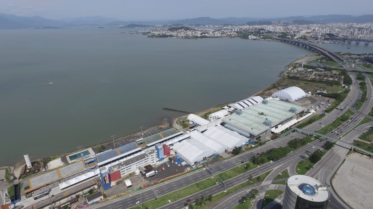 Complexo de galpões lonados montado em pátio logístico