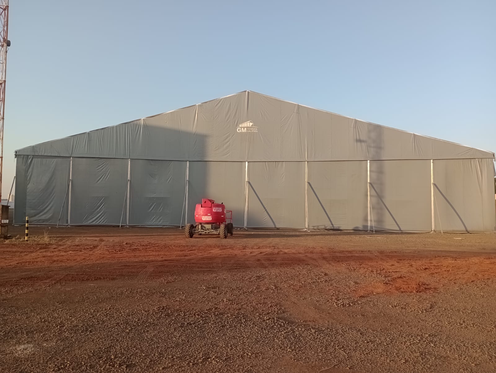 Galpão de lona de grande porte montado em área de agronegócio