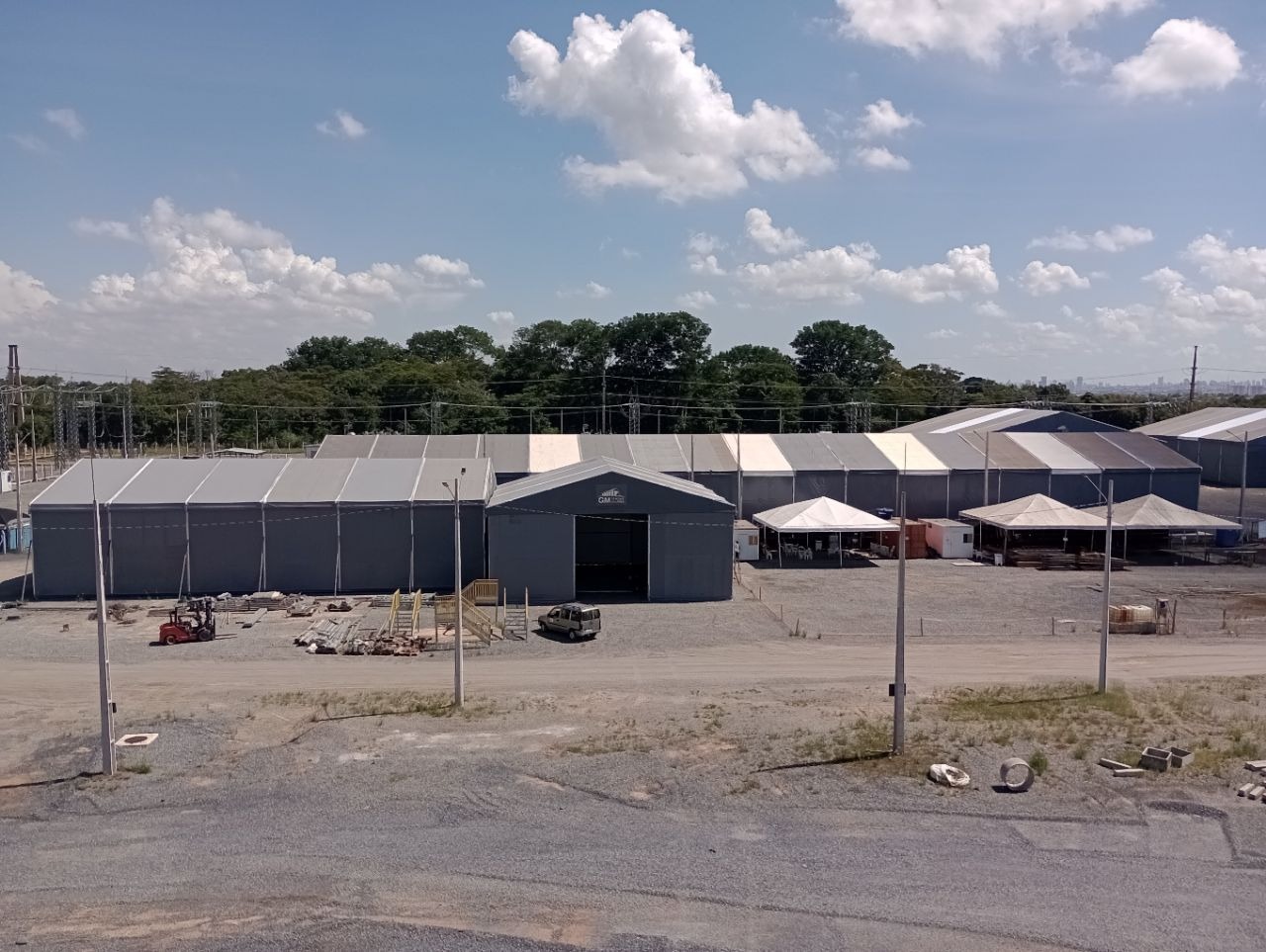 Conjunto de galpões lonados em canteiro de obras